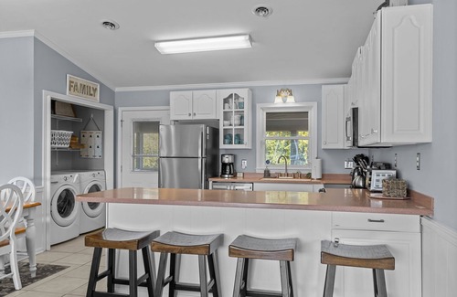 Emerald Isle Cottage | Oceanside beach home, 2 minute walk to beach