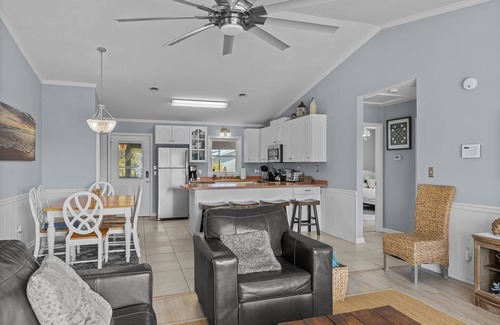 Emerald Isle Cottage | Oceanside beach home, 2 minute walk to beach