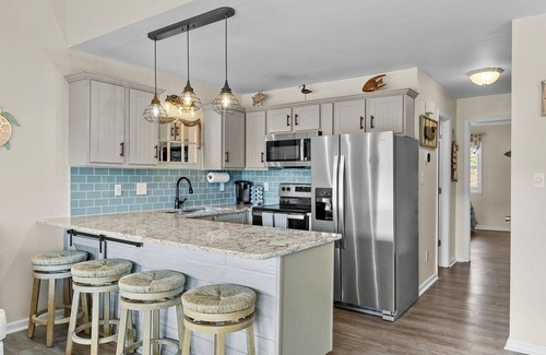 Emerald Isle Condo | Oceanside Condo w/Indoor Pool & Beach Access!