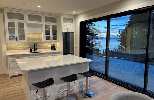 Regional District of Nanaimo Apartment | Oceanside Rooftop Luxury with Amazing Deck