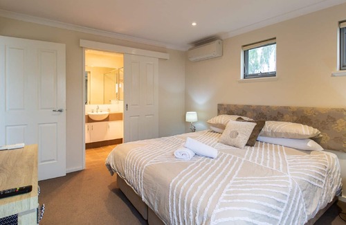 Broadwater Resort | Oceanside - Unit 6 1Oceanside is a 3 bedroom apartment. Located inside the Cape View Resort