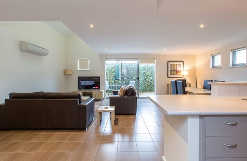 Broadwater Resort | Oceanside - Unit 6 1Oceanside is a 3 bedroom apartment. Located inside the Cape View Resort