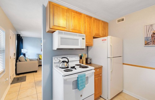 Indian Harbour Beach Apartment | Oceanside~ Walk to the beach,Pool, BBQ, Gym, Games