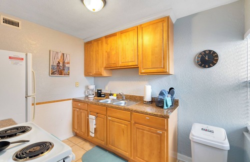 Indian Harbour Beach Apartment | Oceanside~ Walk to the beach,Pool, BBQ, Gym, Games