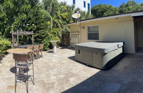 East Fort Lauderdale Villa | Oceanside Mist Apts: Heated Pool , Hot Tub & Tiki Bar! -Hemingway Suite