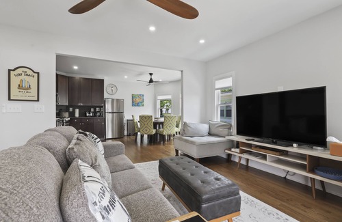 Wall House | Oceanview, 4 houses from beach! 6 beach passes, chairs and umbrellas included!