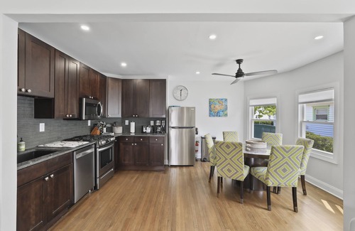 Wall House | Oceanview, 4 houses from beach! 6 beach passes, chairs and umbrellas included!