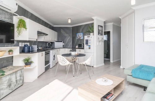 Lagoon Beach Apartment | Oceanview Bliss - Neptune Isle