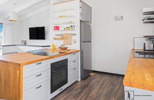 Malua Bay House | Oceanview Cottage | Pet-Friendly Stay & WiFi