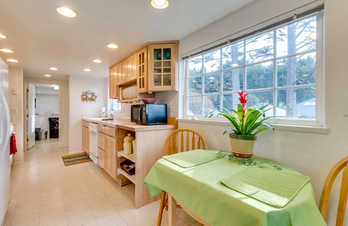 Oceanside House | Oceanview Group Getaway in Prime Beachside Location