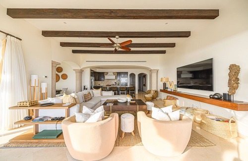 Buzzards Condo | Oceanview Penthouse with infinity pool and jacuzzi