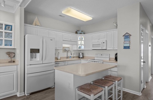 Emerald Isle Condo | Oceanview, poolside, 2BR/2B condo sleeps 6