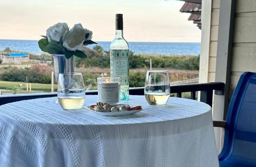 Folly Field Apartment | Oceanview Romantic Escape-King Suite, Balcony, Pool & Bar!