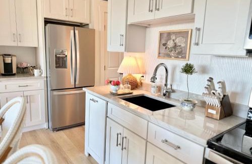 Folly Field Apartment | Oceanview Romantic Escape-King Suite, Balcony, Pool & Bar!