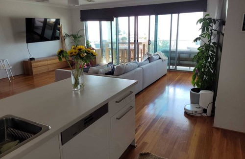 Mullaloo House | Oceanview sunsets over the wonderful Mullaloo Beach and heated outdoor pool.