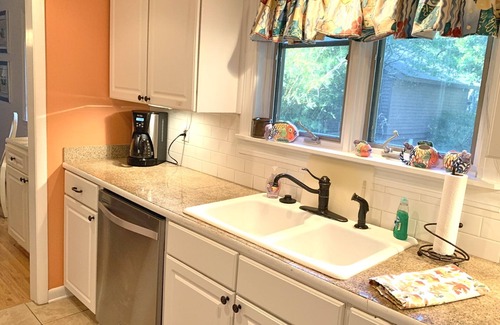 West Beach Cottage | Oceanwoods 3bd/2bth w/Enlarged Screen Porch, WiFi, updated!