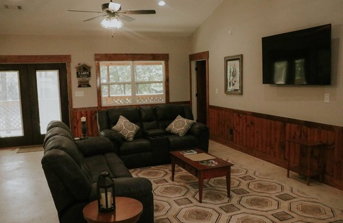 Juliette Cabin | Ocmulgee River Lodge ~ Sleeps 12 ~ 5 Private Suites ~River Access