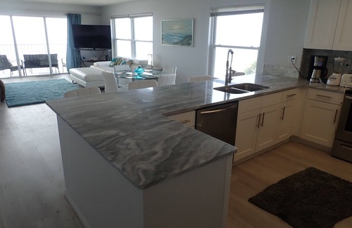 Redington Shores Condo | Oct/Nov/Dec dates Avail! BEACHFRONT CORNER 2/2 w/Jacuzzi and Electric FP!