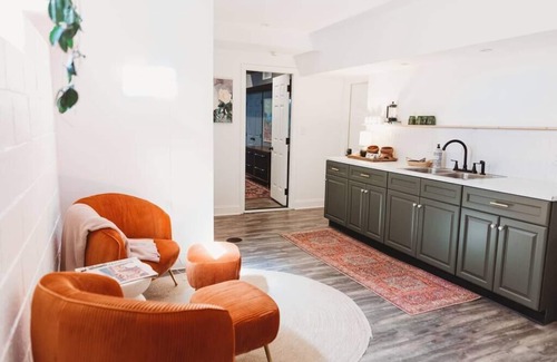 Honey Brook House | Ode to the '70's private home with Hot Tub!