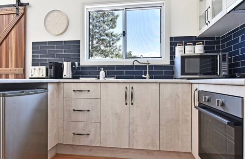 Cessnock House | Odyssean Farmstay Cabin - Romantic Getaway, Roche Concert Bus Route & Nearby Wineries