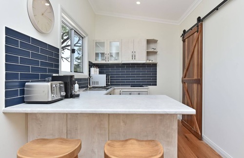 Cessnock House | Odyssean Farmstay Cabin - Romantic Getaway, Roche Concert Bus Route & Nearby Wineries
