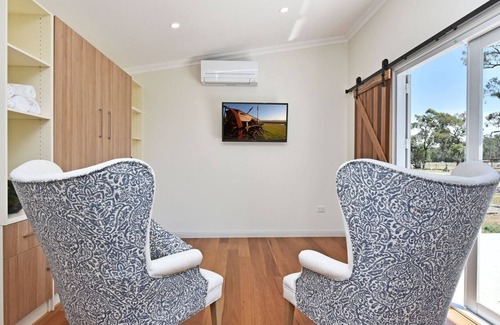 Cessnock House | Odyssean Farmstay Cabin - Romantic Getaway, Roche Concert Bus Route & Nearby Wineries