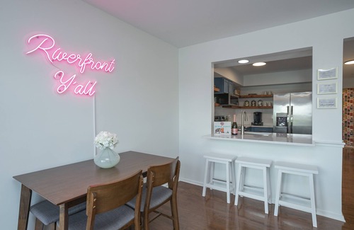 North Capitol Apartment | ❤️ of DWNTWN, Riverfront w pool, walk 2 Broadway