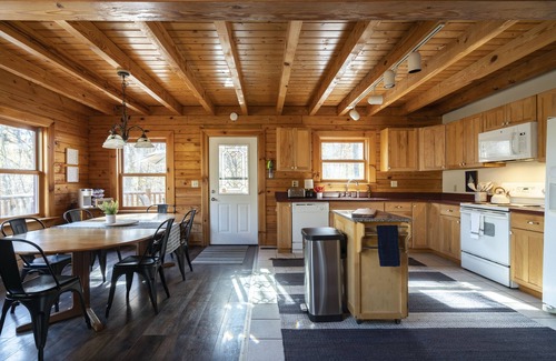 South Bloomingville Ski Chalet | ❤️ of Hocking Hills 🌲 Hot Tub, Wifi, Close to Trails + Caves, 11 Secluded Acres
