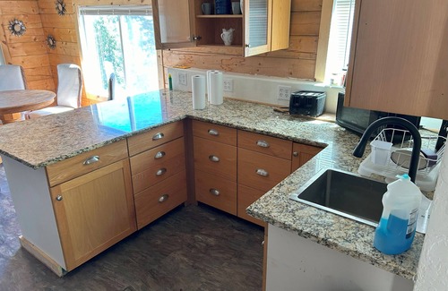 Lowman Cabin | Off Grid Cabin With WIFI! Surrounded by hiking trails, beautiful scenery