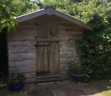 Langport House | Off grid chalet . HOT TUB & SAUNA. Kid friendly.