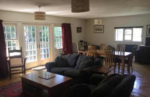 Langport House | Off grid chalet . HOT TUB & SAUNA. Kid friendly.