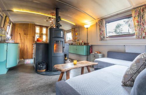 Bath Boat Rental | Off-Grid Living on Spacious Widebeam