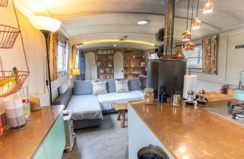 Bath Boat Rental | Off-Grid Living on Spacious Widebeam