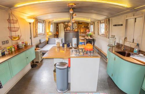 Bath Boat Rental | Off-Grid Living on Spacious Widebeam