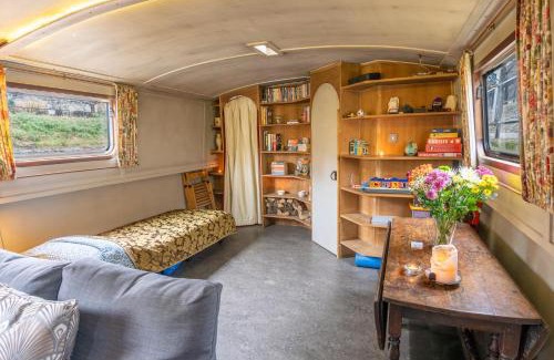 Bath Boat Rental | Off-Grid Living on Spacious Widebeam