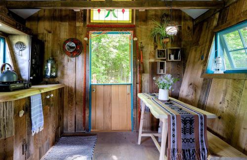 Roxbury House | Off-Grid Rustic Glamping Experience Ideal to Reconnect in NY