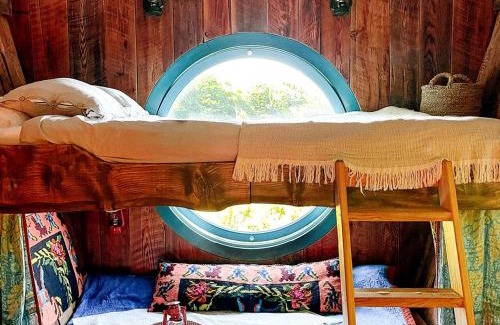 Roxbury House | Off-Grid Rustic Glamping Experience Ideal to Reconnect in NY