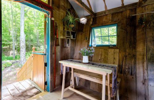 Roxbury House | Off-Grid Rustic Glamping Experience Ideal to Reconnect in NY