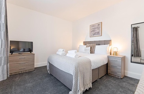 Morriston Apartment | Off Road Parking for 3, 3 Bathrooms, Garden