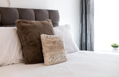 Morriston Apartment | Off Road Parking for 3, 3 Bathrooms, Garden