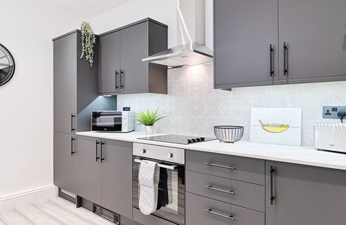 Morriston House | Off-Road Parking for 3, 3 Bathrooms + Garden