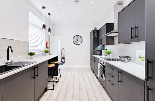 Morriston House | Off-Road Parking for 3, 3 Bathrooms + Garden