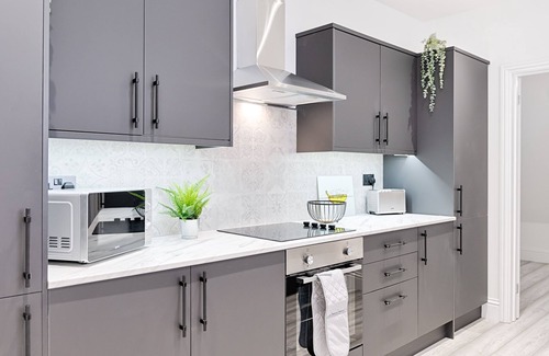 Morriston House | Off-Road Parking for 3, 3 Bathrooms + Garden