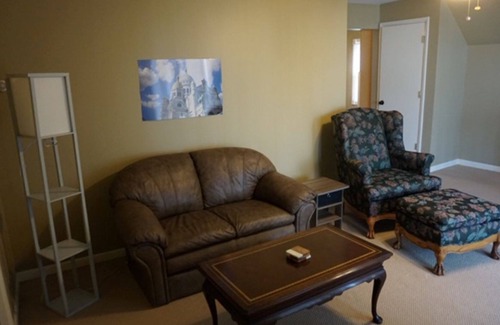 Little Italy Apartment | Off-Street Parkin 3 Bdrm Apt Heart of Littly Italy