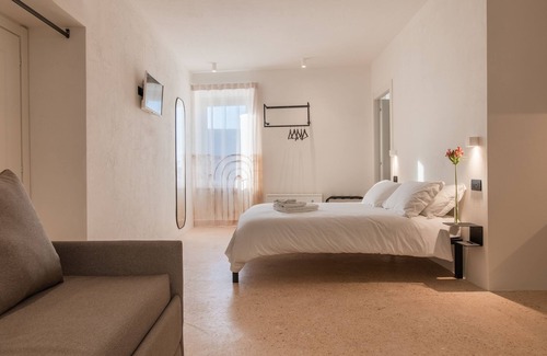 Fermo Bed & Breakfast | OGNISSANTI SUITES - CISTERNE ROMANE SUITE, Suite with double -bed, private bathroom, kitchenette