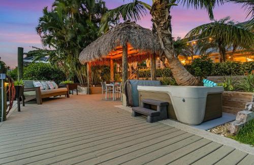 Caloosahatchee House | OH! What a Villa - Sunsets, Saltwater Pool, Hot tub, Tiki Hut, Dock - Villa Coastal Cottage- Roelens