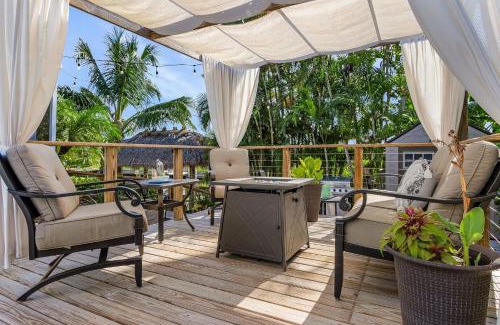 Caloosahatchee House | OH! What a Villa - Sunsets, Saltwater Pool, Hot tub, Tiki Hut, Dock - Villa Coastal Cottage- Roelens