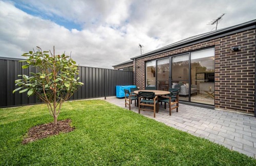 Warradale House | Ohana on Hobart Backyard Wifi Family