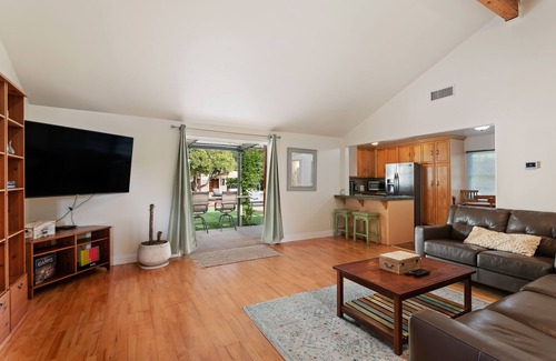 Ojai House | Ojai East End Countryside Retreat with Outside Jacuzzi and EV TESLA Charger