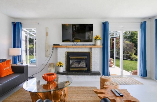 Westbank House | Okanagan Lakeview Lodge · Poolside Paradise w/ LakeView